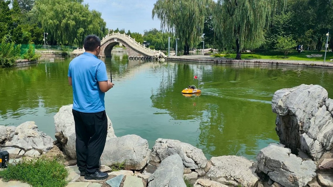 聞?dòng)嵍鴦?dòng) 中環(huán)長(cháng)青團隊開(kāi)展雨后入河排口巡查和龍潭東湖水質(zhì)巡航檢測保障京城汛期水質(zhì)